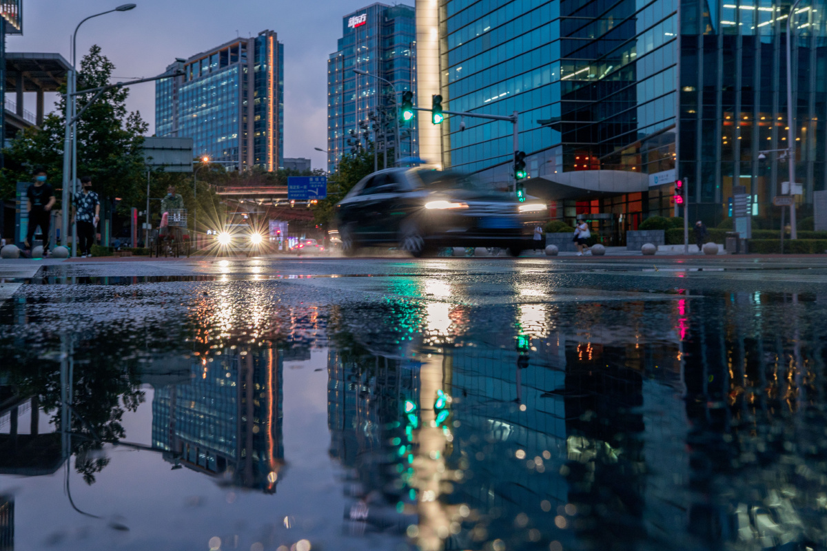 就算大雨让这座城市颠倒 我也给你怀抱