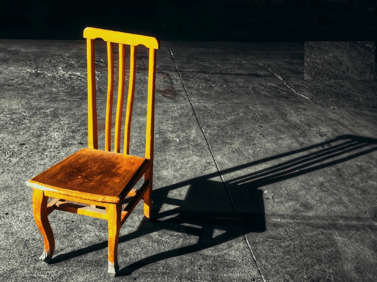 小区的灯昏暗的射在椅子上,地上的裂痕,椅子的影子都在说着.散场.