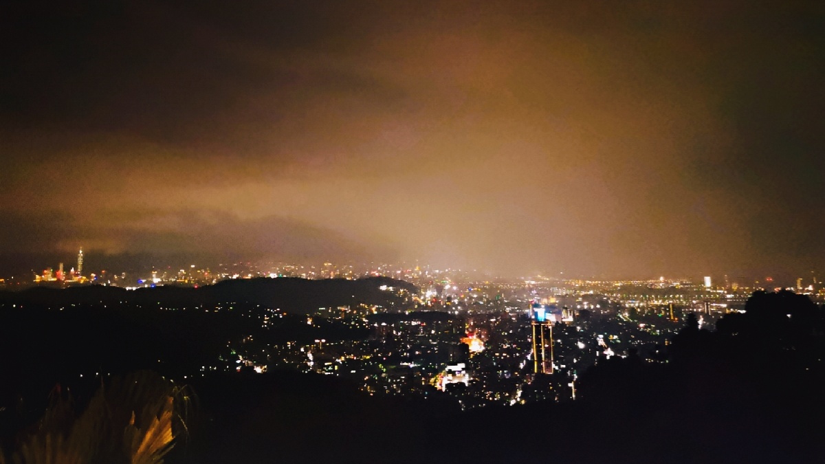 暴雨过后的阳明山夜景