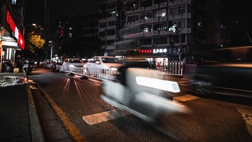 573430