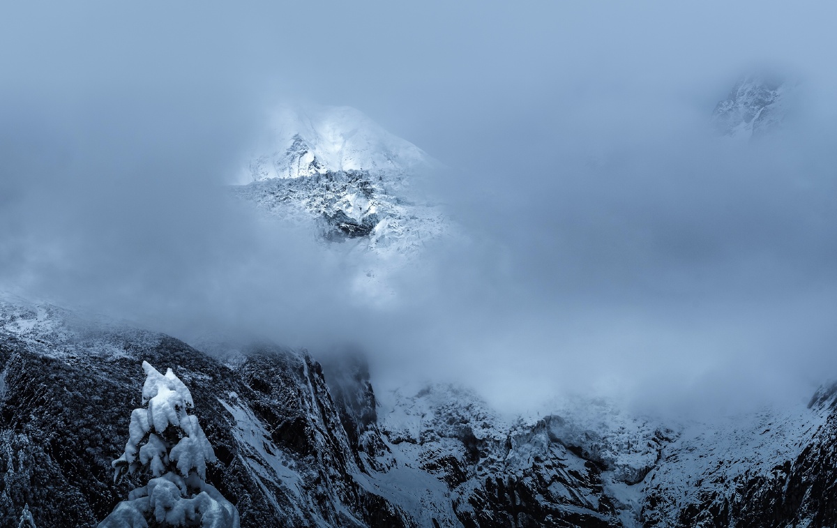 贡嘎雪山云雾缭绕