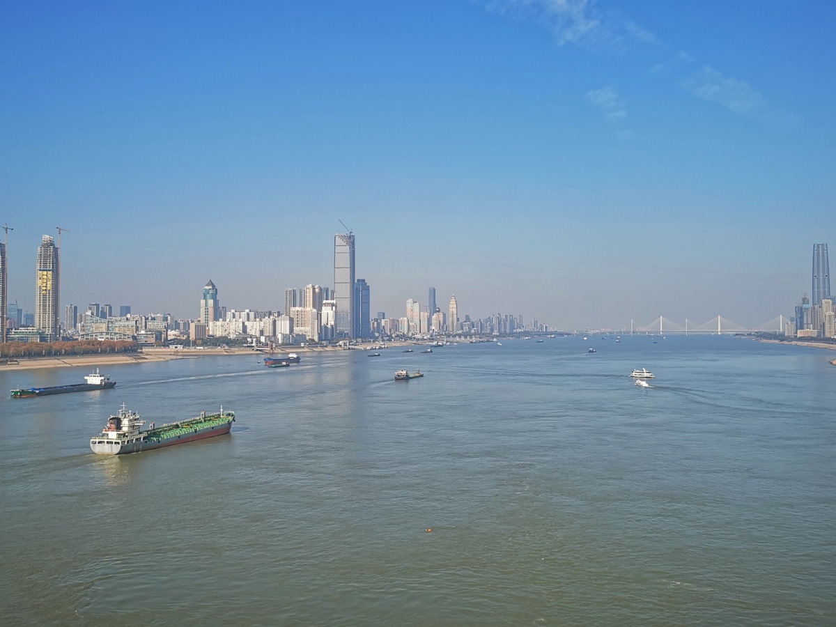 长江上第一座大桥武汉长江大桥汉阳桥头远眺天蓝蓝水蓝蓝秋叶漫龟山江