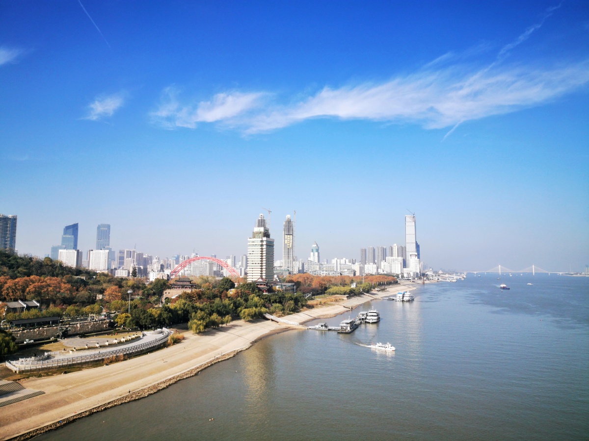 长江上第一座大桥武汉长江大桥汉阳桥头远眺天蓝蓝水蓝蓝秋叶漫龟山江