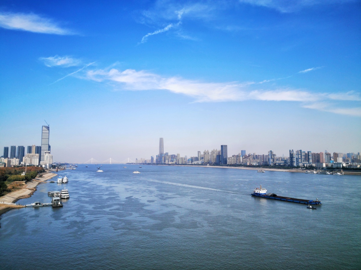 在长江上第一座大桥武汉长江大桥上远眺极目楚天舒