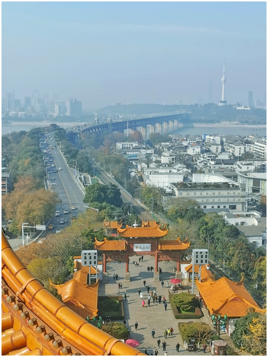 极目楚天舒黄鹤楼远眺2020年12月手机摄于武汉黄鹤楼公园
