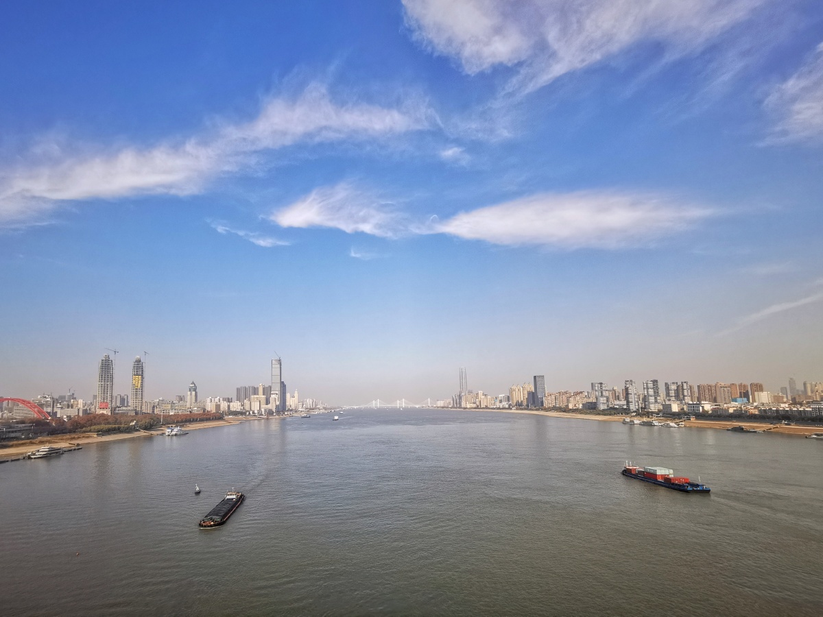 长江上第一座大桥武汉长江大桥汉阳桥头远眺天蓝蓝水蓝蓝秋叶漫龟山江