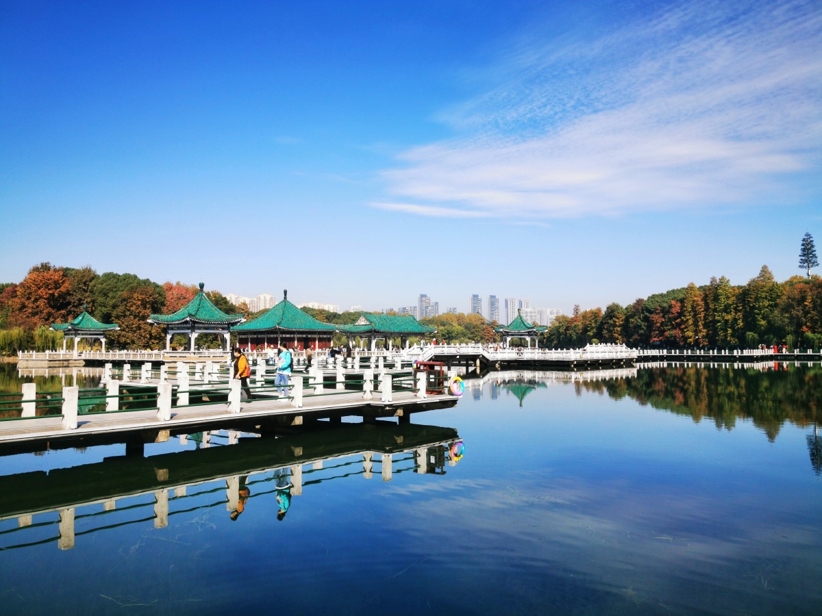 2021年11月15日的武汉东湖梨园风景区之碧潭观鱼沐浴秋风在观鱼栈道上