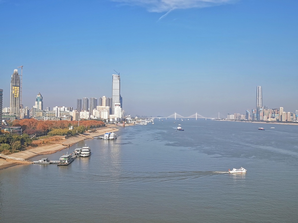 长江上第一座大桥武汉长江大桥汉阳桥头远眺天蓝蓝水蓝蓝秋叶漫龟山江