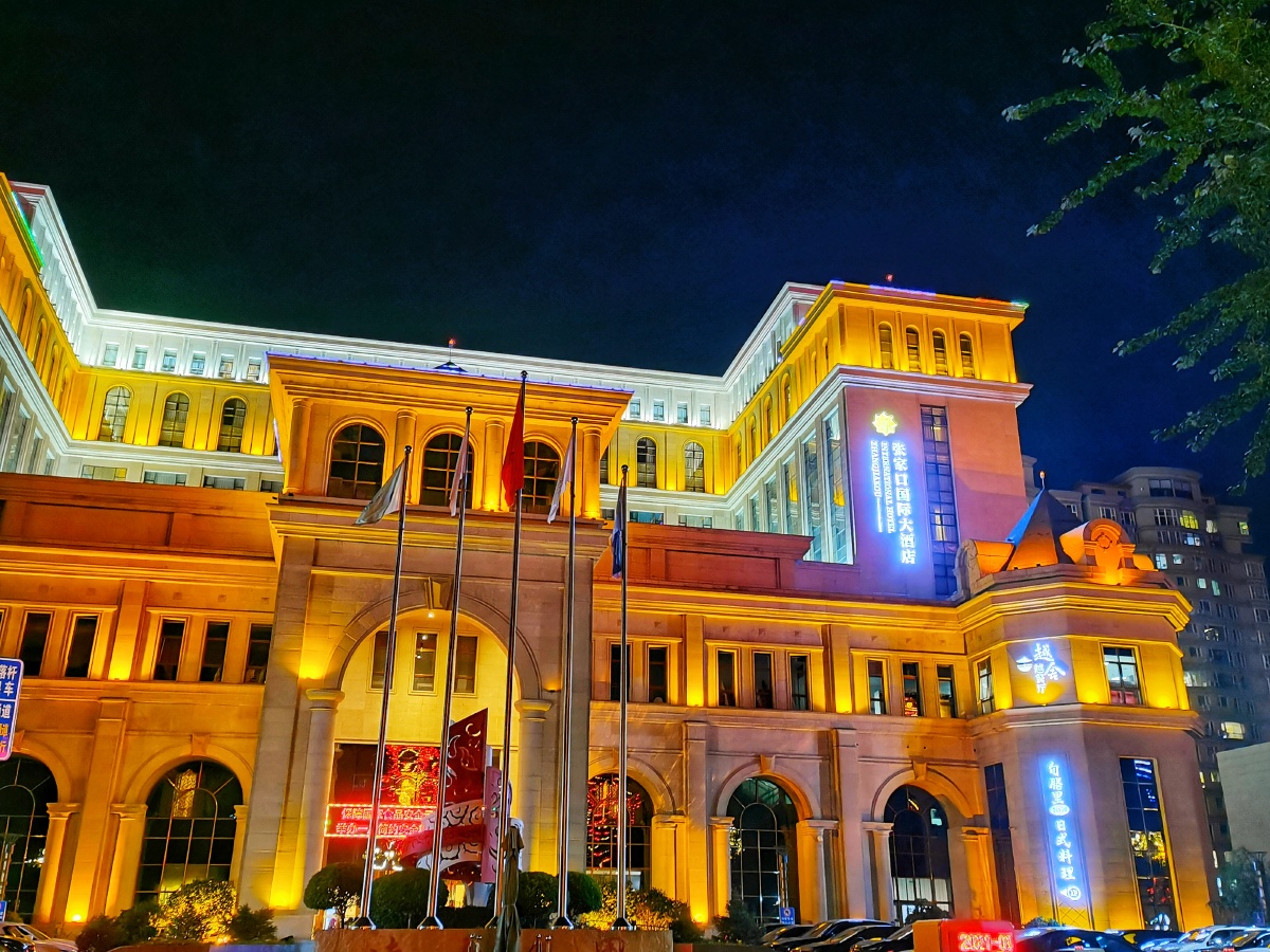 夜幕降临,灯火密布,张家口国际酒店景色怡人