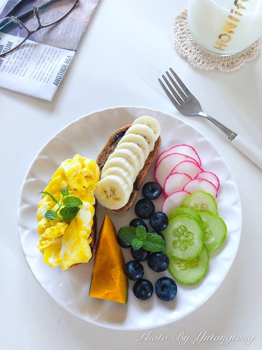 早安早餐六月的最后一天早安今日早餐:开放式欧包三明治,蒸贝贝南瓜