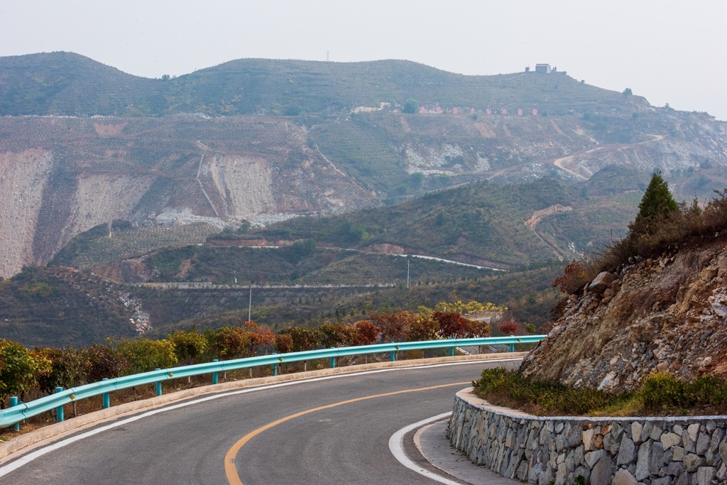 邯郸太行天路被游客们誉为"邯郸1号公路"的"太行天路",位于涉县县城东
