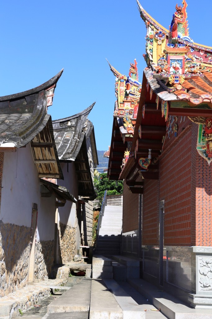 一面是私宅，一面是宗祠。古厝是儿时的最美记忆，宗祠是远行的最好激励！光阴里的弥漫，在于那颗温润柔软的内心。