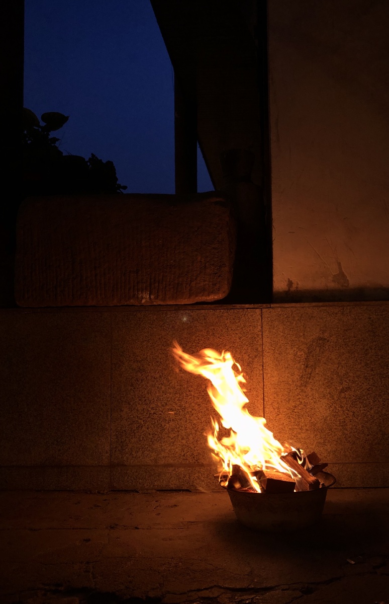 大年三十巷子里升起的一盆火