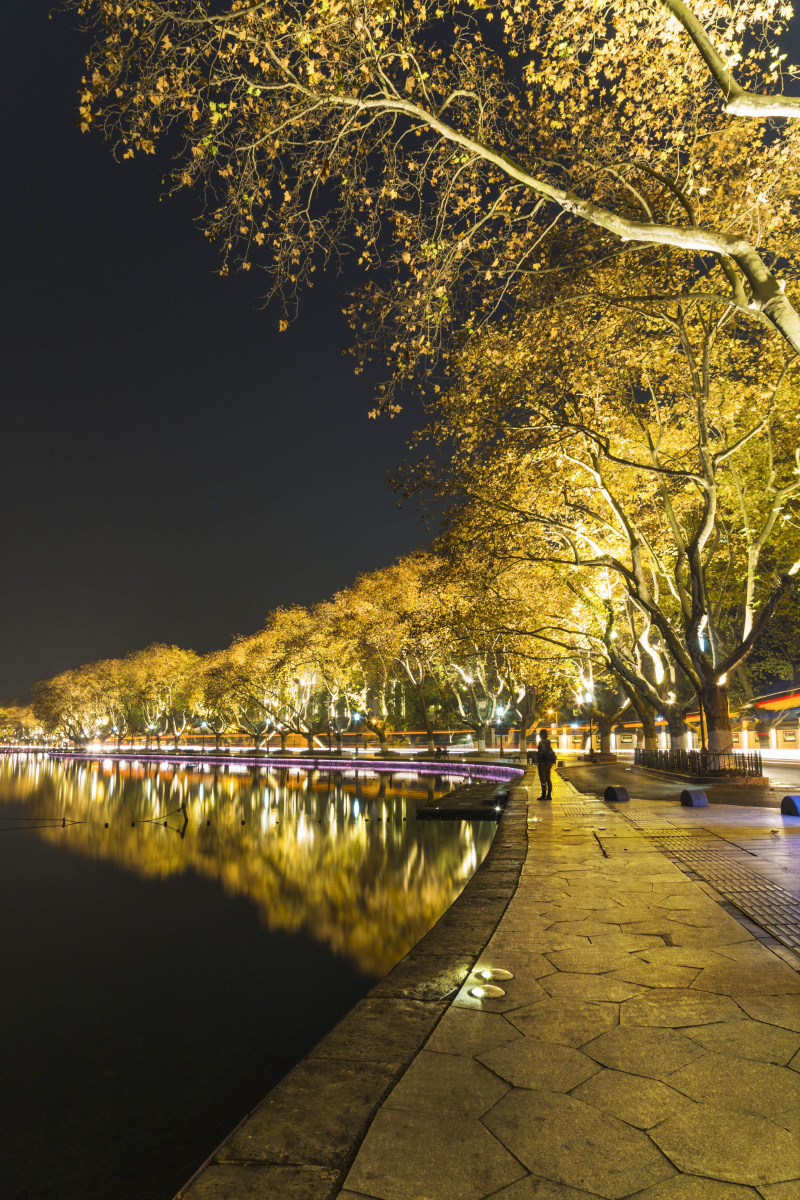 夜色下的北山路