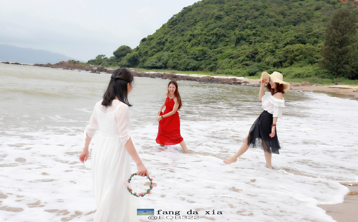 台风过后,三位瑜伽闺蜜在海边