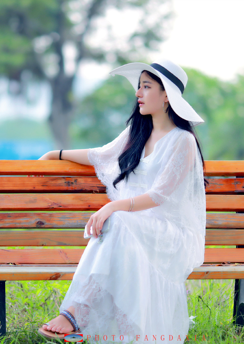 穿白色长裙的美女博士生