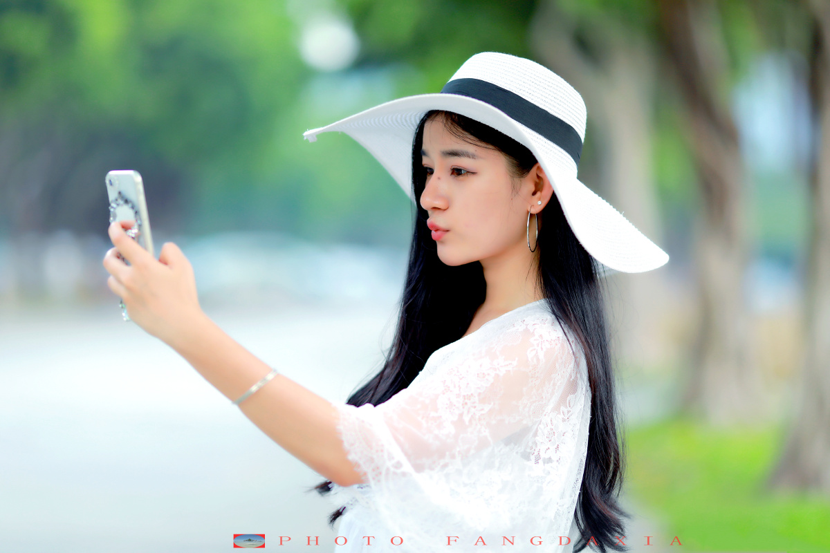 穿白色长裙的美女博士生