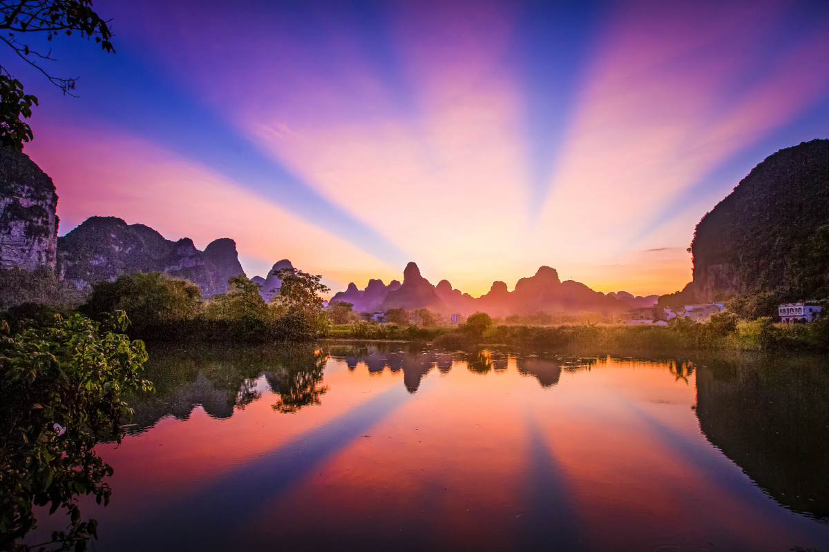 杨柳即将登场,受台风影响,日落后的广西明仕田园出现万道霞光的奇景