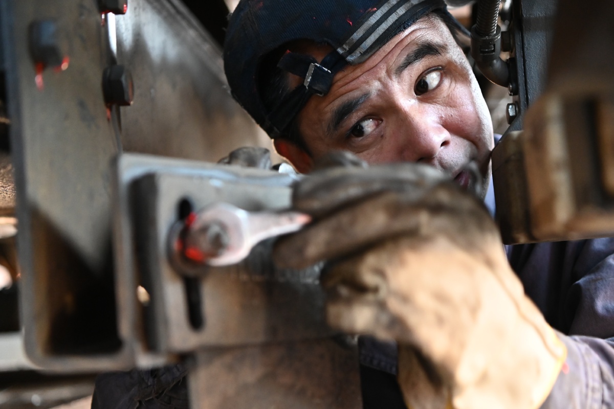 铁路机车检修工人精检细修保障安全