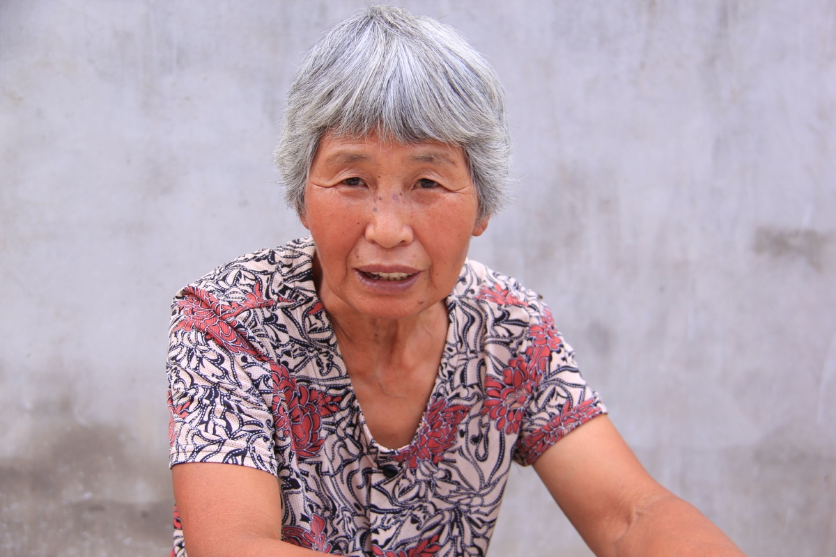 前几天决定给村里的老爷爷老奶奶们拍照片留作纪念想法来源于douyin