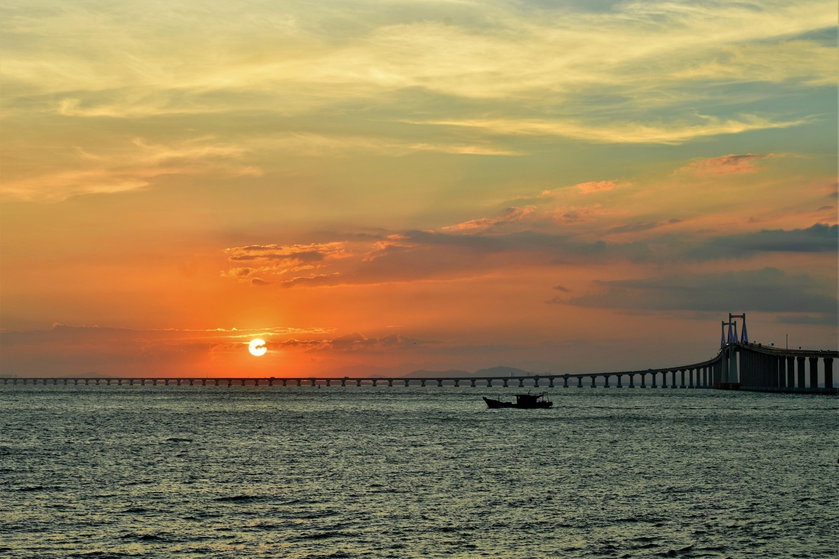 夕阳下的南澳大桥 - 谢天谢地孙悟空 - 图虫
