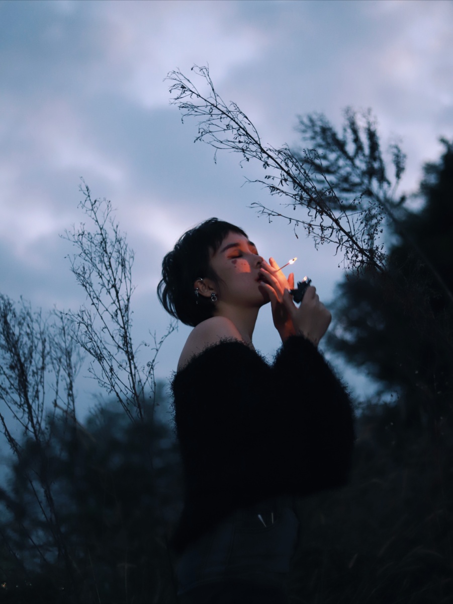 傍晚河边一组人像