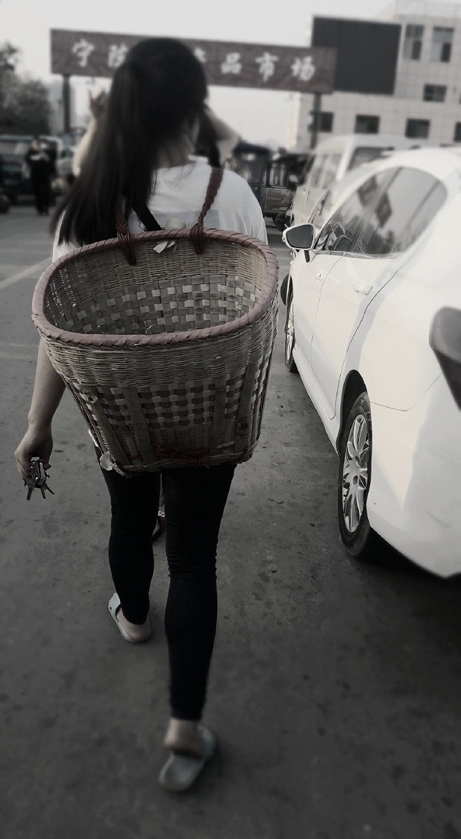 背竹篮的女孩儿