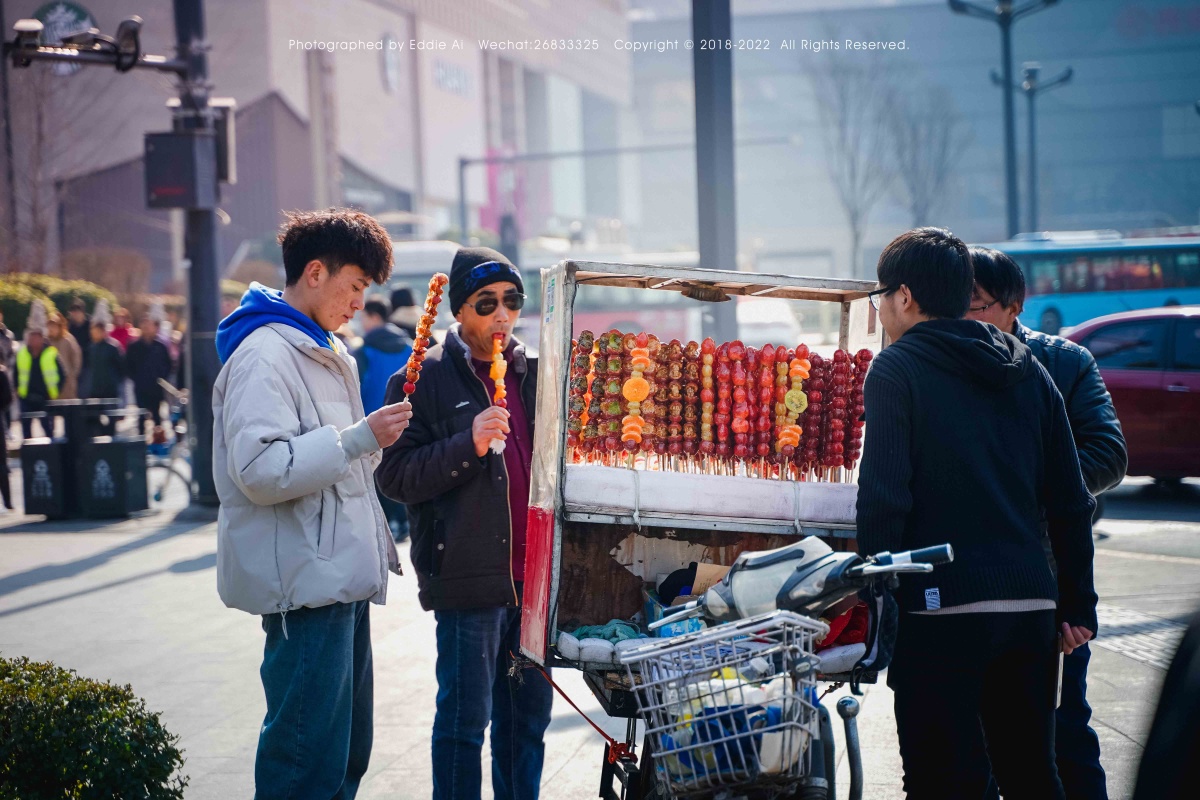 行色匆匆的街头临近春节了街上的人行色匆匆的走过这是寻常百姓生活的