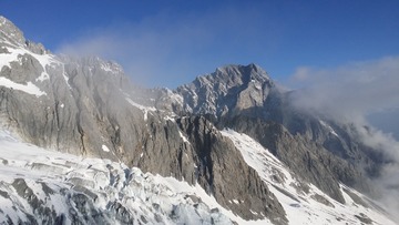 56973