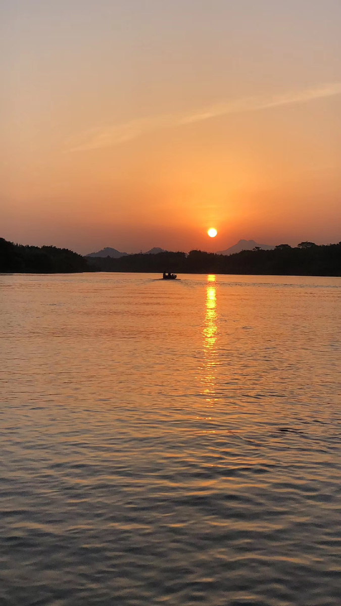 夕阳西下,水波荡漾,真的好美