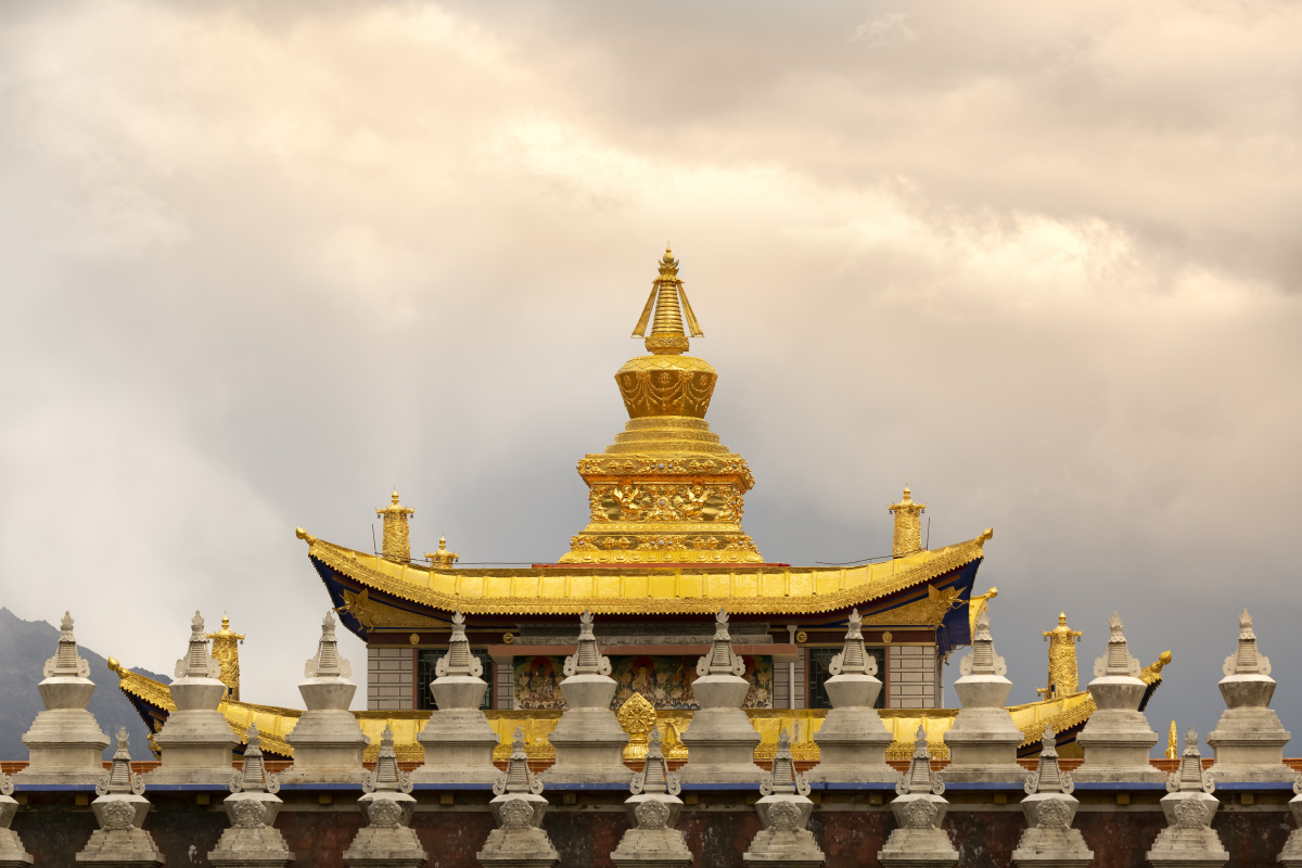 塔公草原的金塔