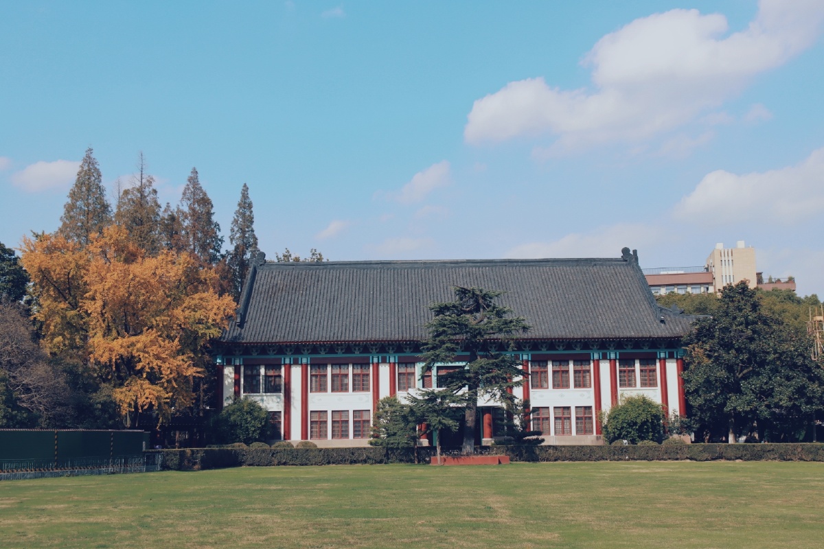 最美校园南京师范大学的深秋