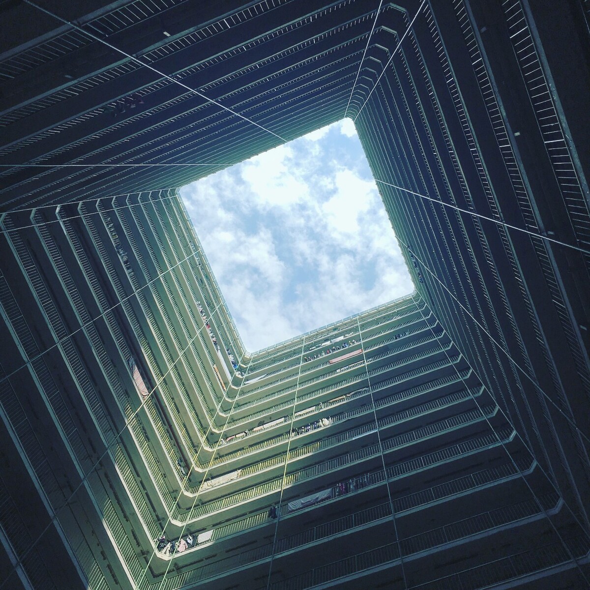 蜗居在这片天空下
