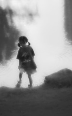 2560957