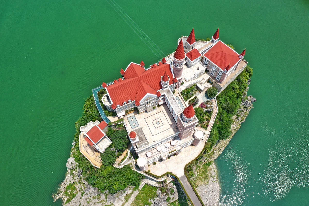 贵州省兴义万峰湖吉隆堡旅游度假区