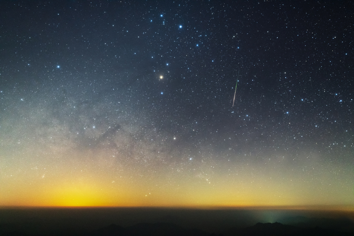 银河初升流星划落