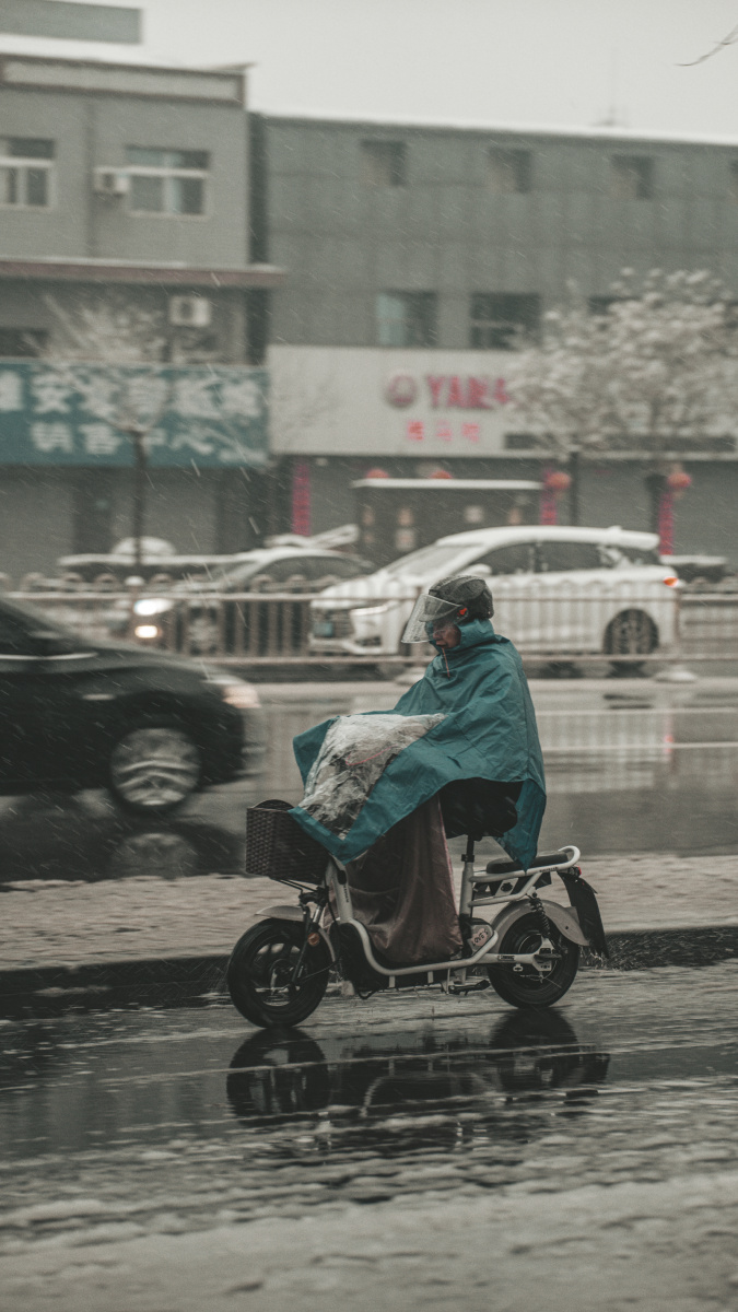 有人等烟雨有人怪雨急有人在等伞有人等雨停