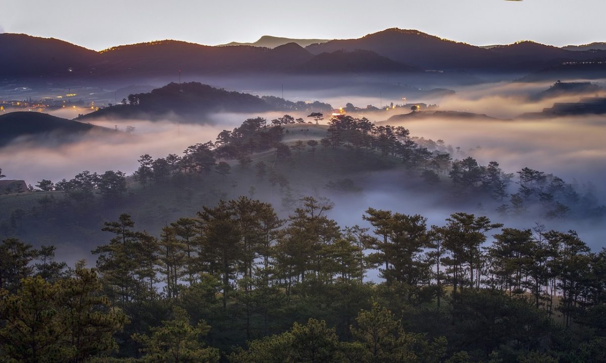 云雾缭绕的山脉