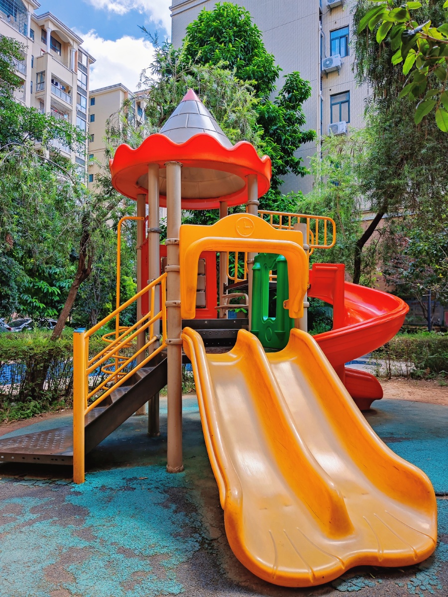 小区滑滑梯