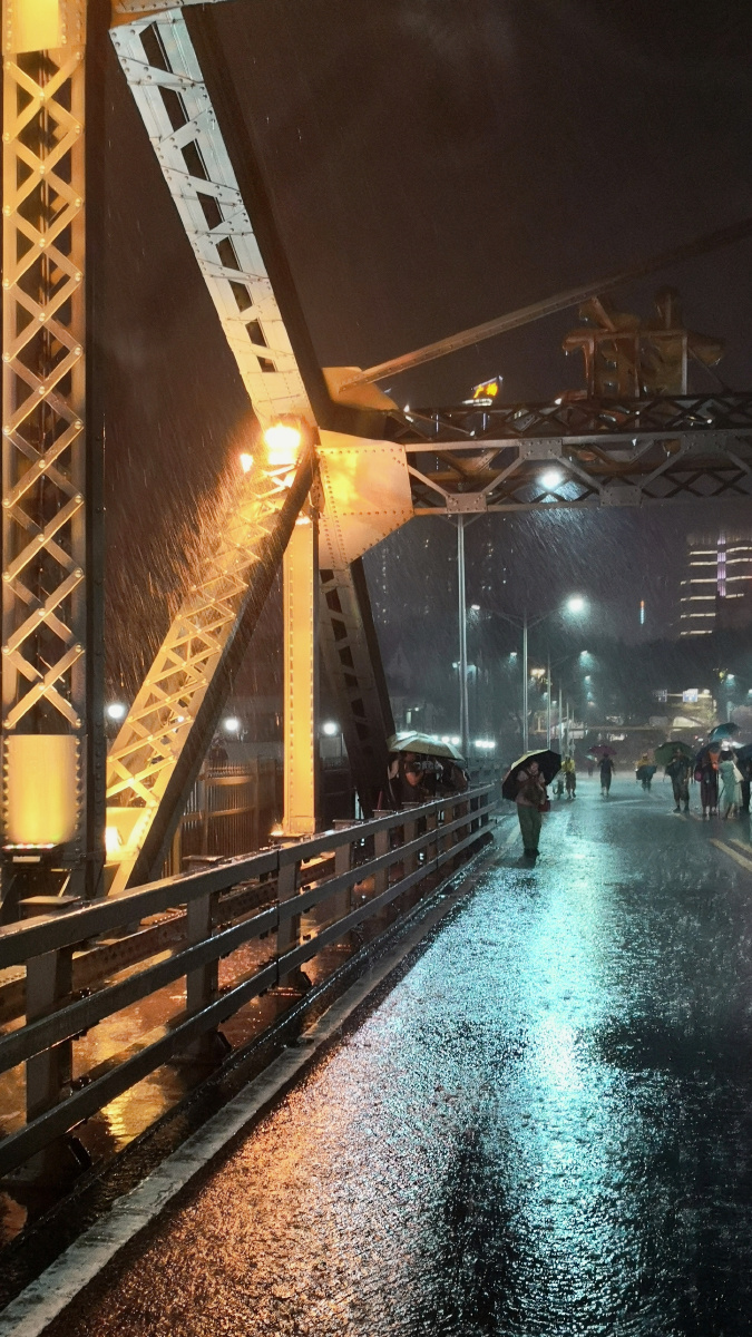 桥上雨夜光影色调