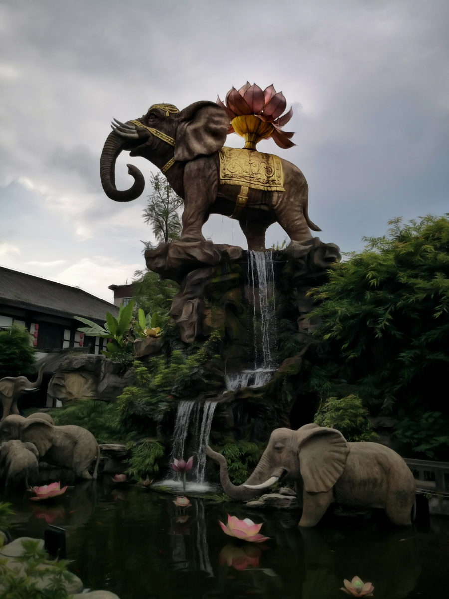 峨眉象城摄于成都庙前街