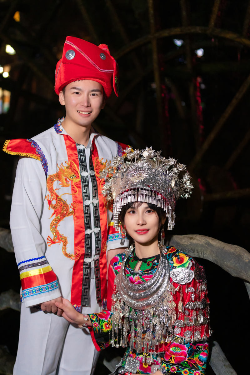 凤凰古城苗族婚服