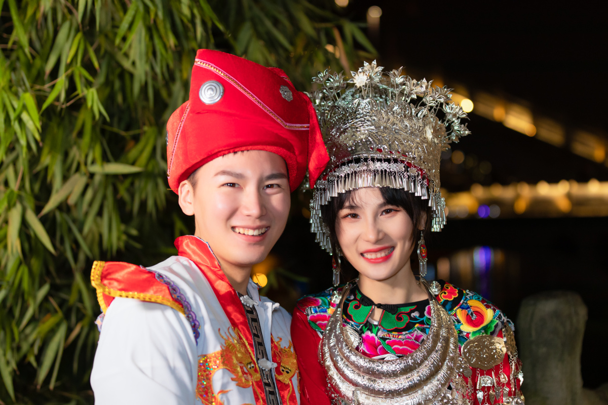 凤凰古城苗族婚服