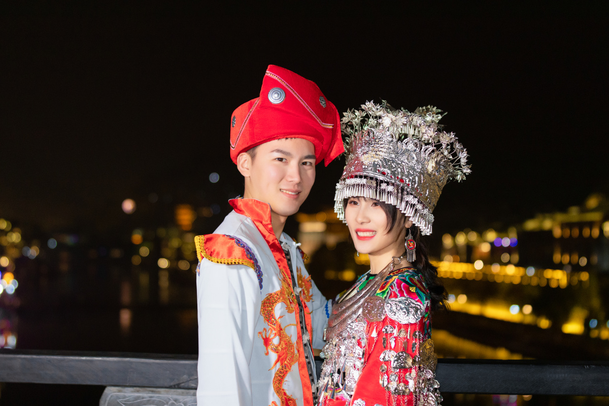 凤凰古城苗族婚服
