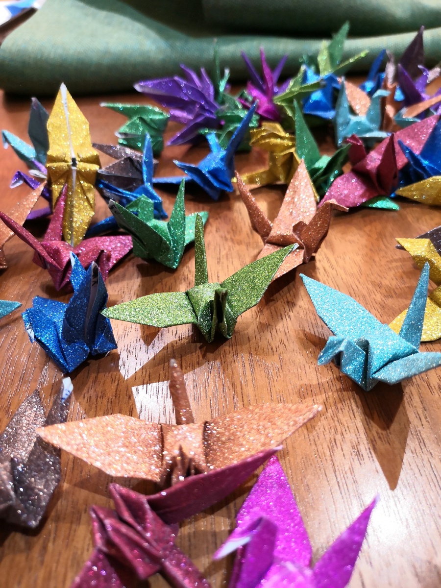 每只千纸鹤承载一点祝愿最终成为一个愿望