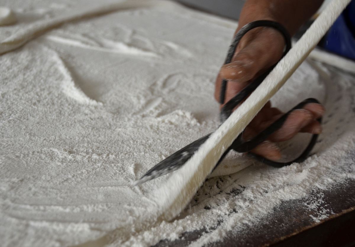 待晾到软硬合适后,开始剪成条.