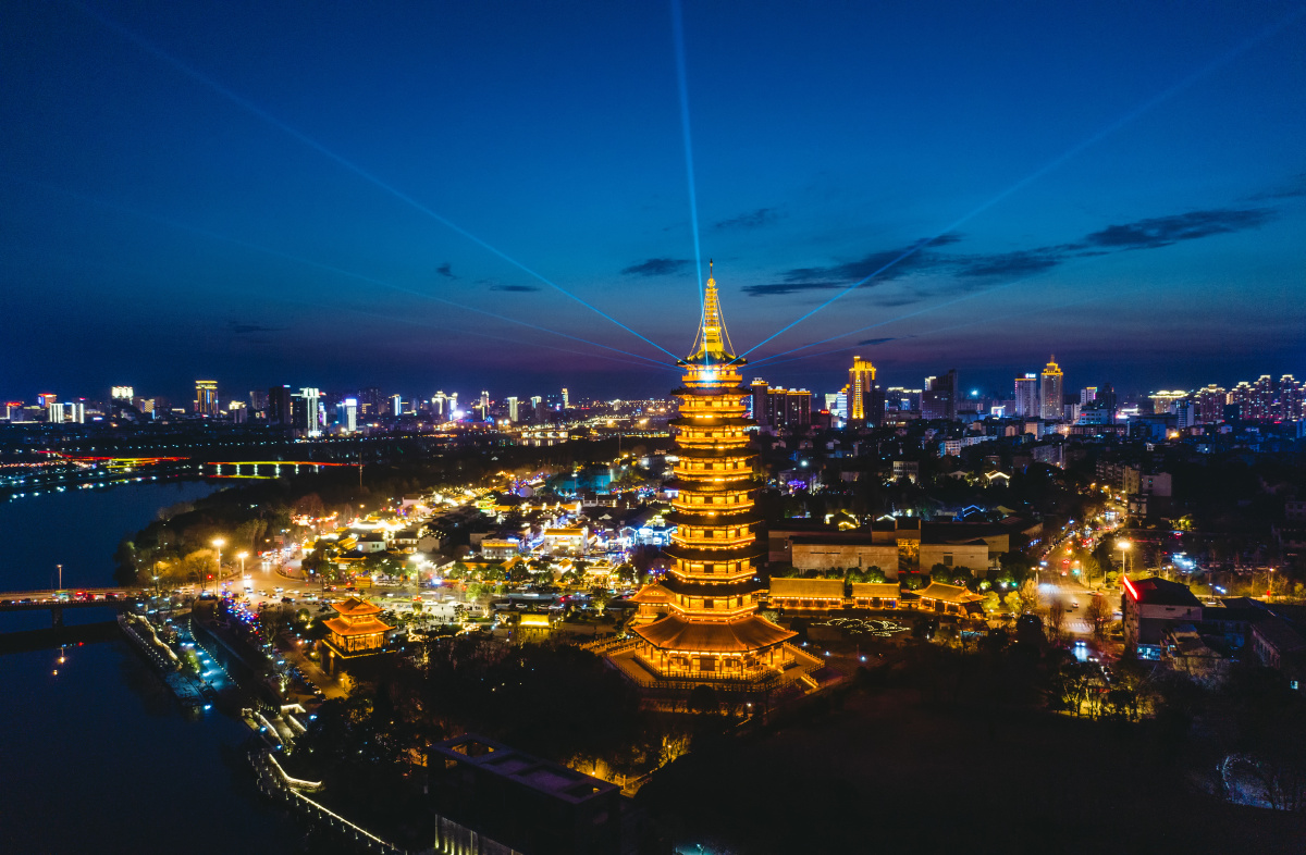 万佛塔光芒四射