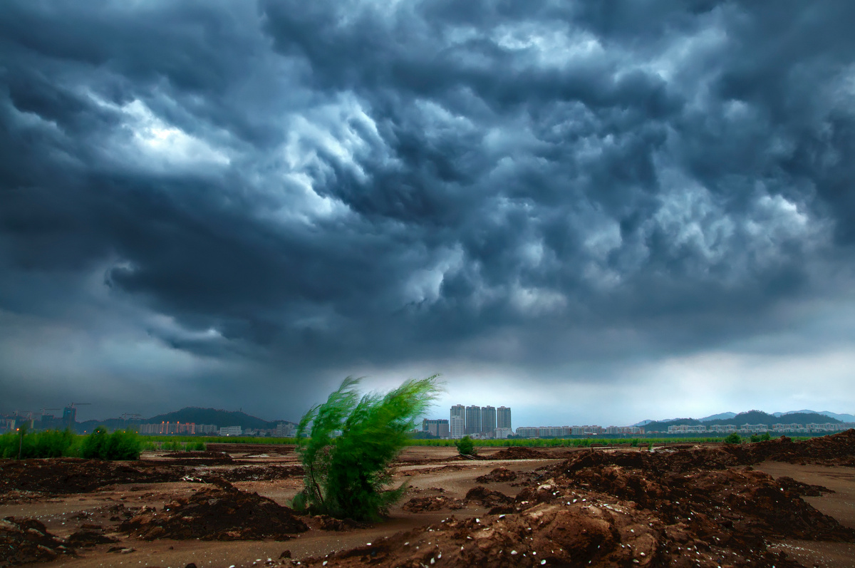 六月的珠海,天空瞬息万变,,, br /> 渐渐沉下来的积雨云,肆意的展现