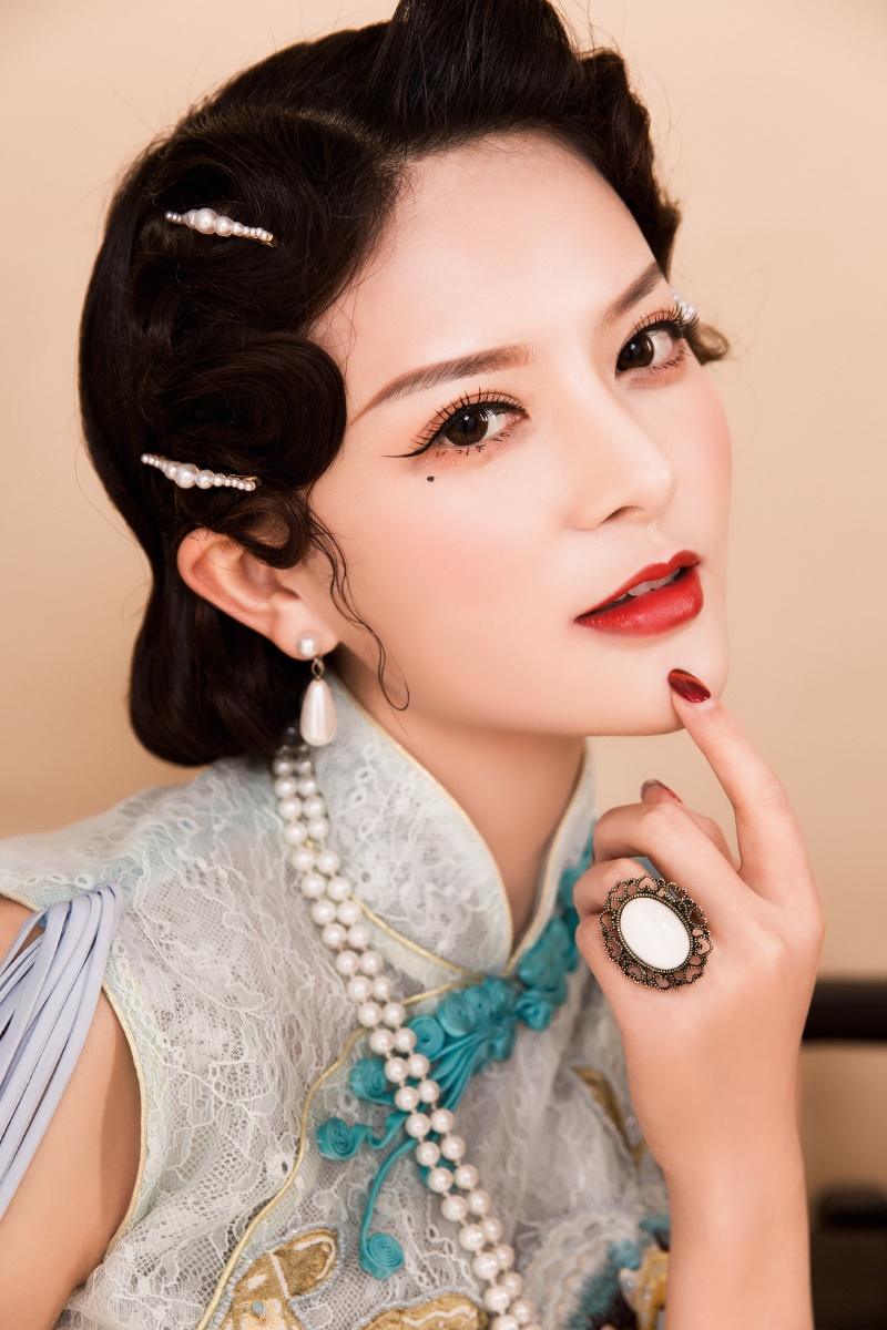 2020年4月10日,北京,今天,一组拳击美女主持人周薇的旗袍写真曝光