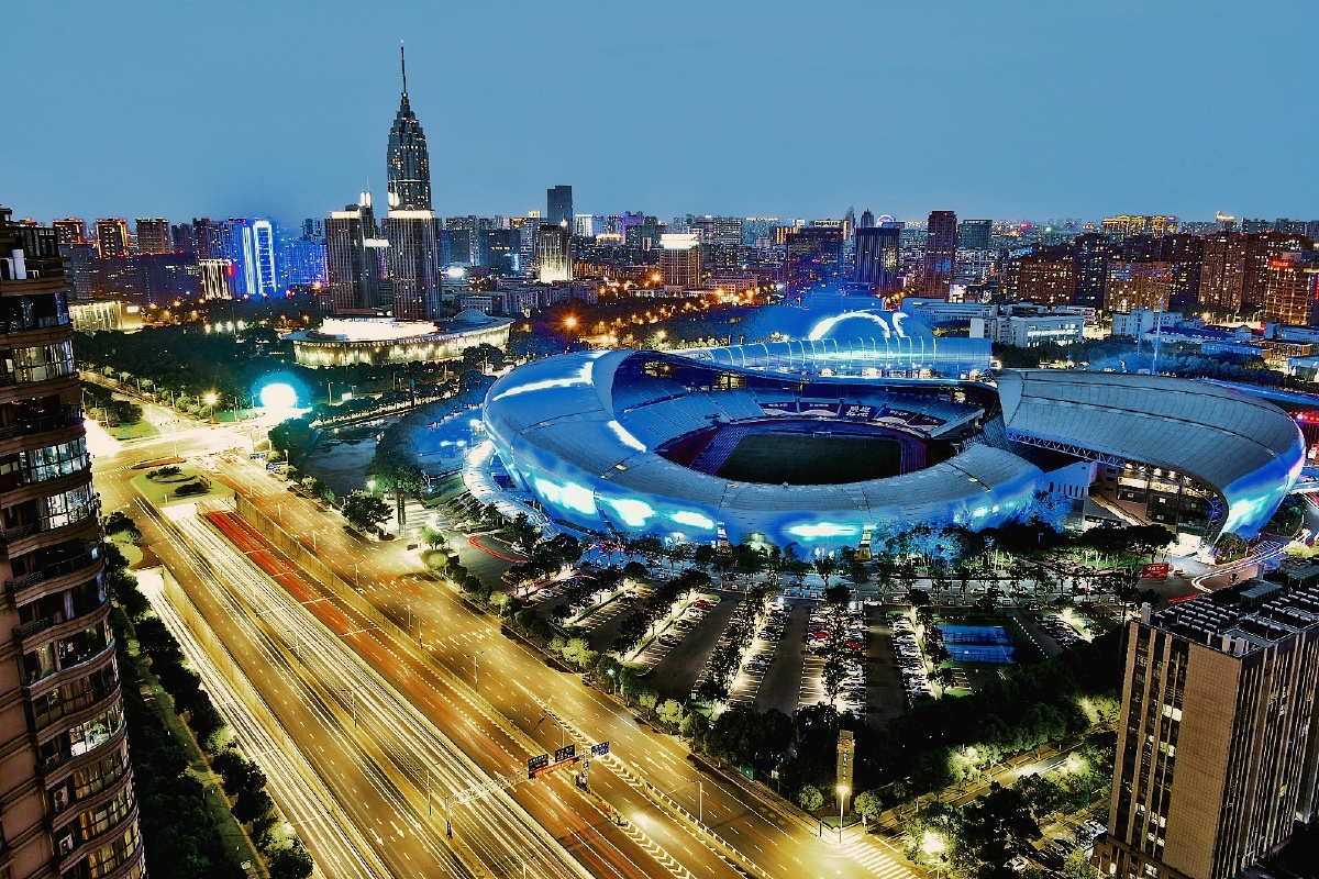 拍摄于常州市新北区,傍晚时分,蓝调时刻,天还没有全黑,然后城市灯光